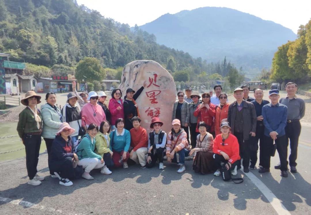爱在春天 乐在自然——福州教育学院附中工会组织开展退休教工春日康养活动
